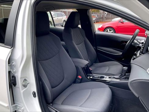 Used 2022 Toyota Corolla LE image 6