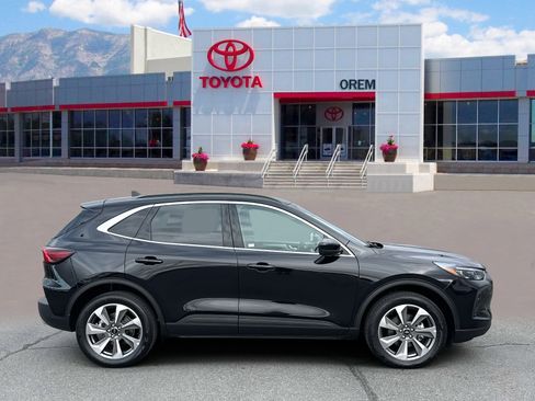 Used 2025 Ford Escape Platinum image 3