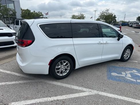 New 2026 Chrysler Pacifica Select image 33