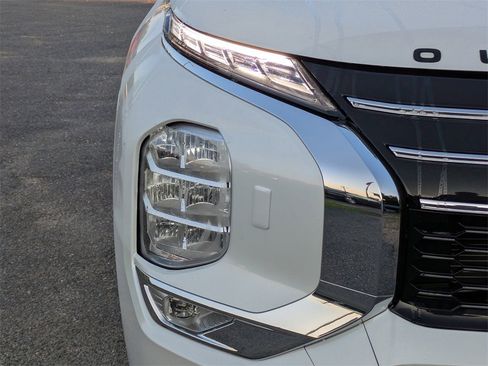 New 2025 Mitsubishi Outlander SE image 10