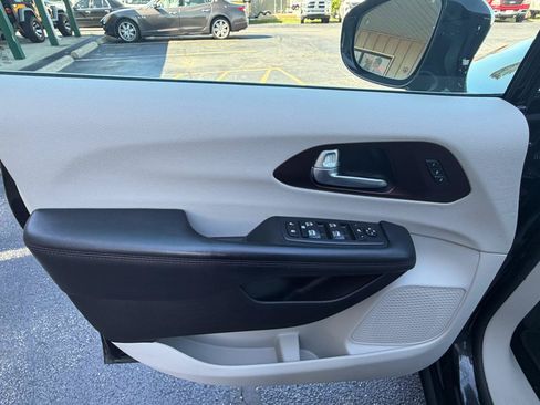 Used 2017 Chrysler Pacifica Limited FWD image 18