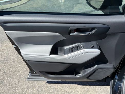 Used 2024 Toyota Highlander XLE image 11