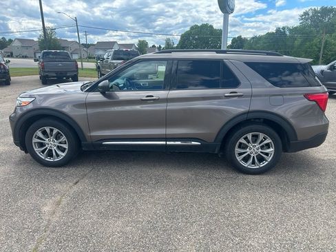 Used 2021 Ford Explorer XLT w/ Equipment Group 202A AWD/4WD image 4