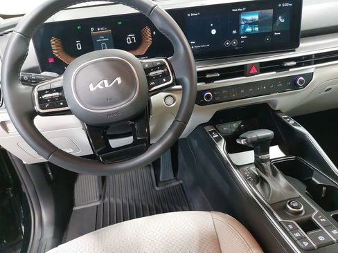 Used 2025 Kia Sorento S FWD image 16