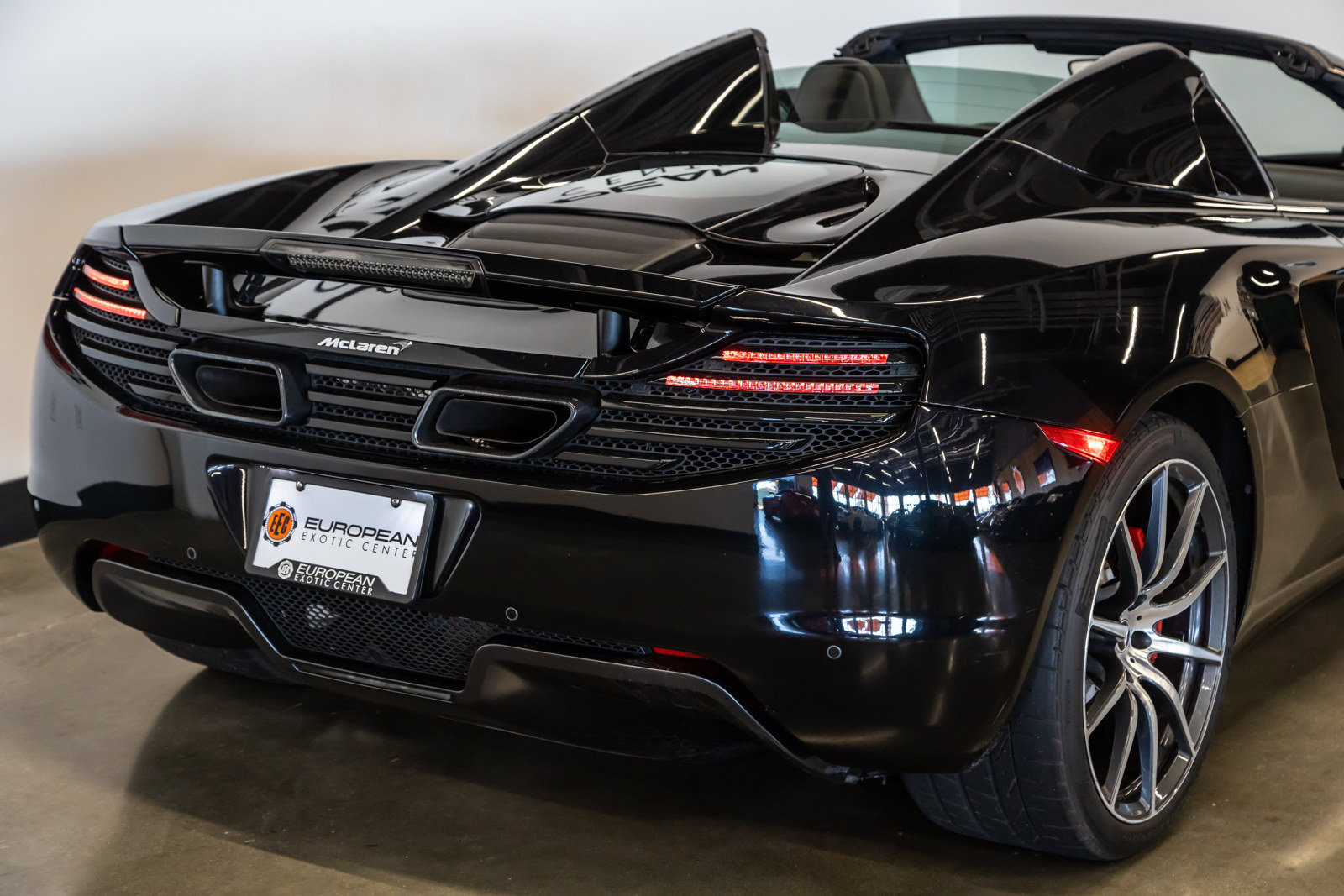 Used 2013 McLaren MP4-12C Spider RWD image 28