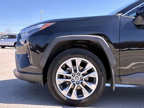 Used 2022 Toyota RAV4 XLE Premium image 14