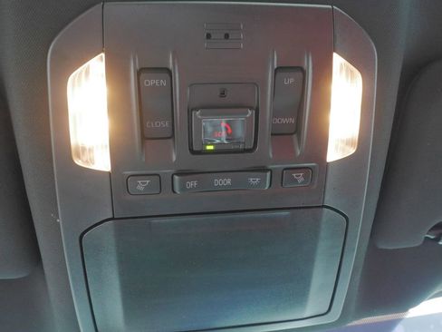 Used 2023 Toyota Highlander XSE FWD image 31