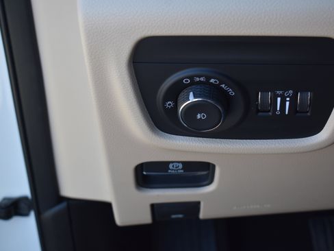 Used 2025 Jeep Grand Cherokee Limited w/ Luxury Tech Group II image 16