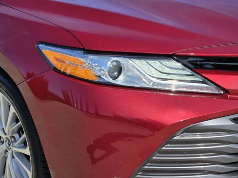 Used 2019 Toyota Camry XLE image 8