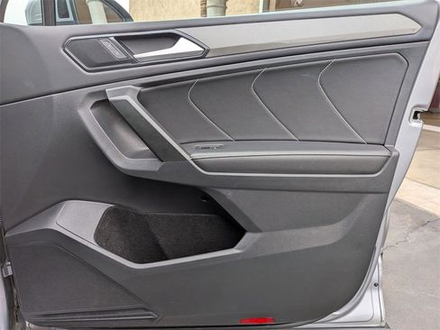 Used 2024 Volkswagen Tiguan SE image 33