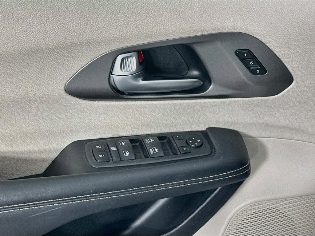 Certified 2024 Chrysler Pacifica Touring-L FWD image 26