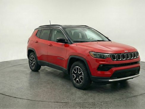 Used 2025 Jeep Compass Trailhawk image 1