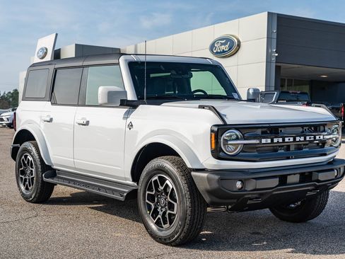 New 2025 Ford Bronco Outer Banks image 1