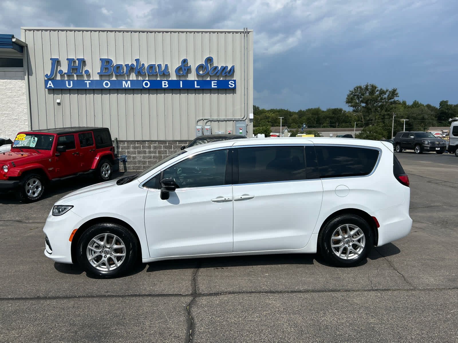 Used 2024 Chrysler Pacifica Touring FWD image 6