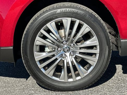 Used 2024 Toyota Venza Limited image 28