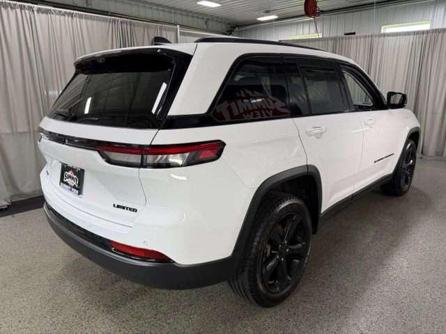 Used 2023 Jeep Grand Cherokee Limited w/ Luxury Tech Group II AWD/4WD image 4