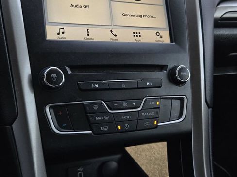 Used 2017 Ford Fusion SE w/ Equipment Group 201A FWD image 18