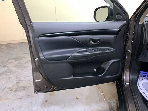 Used 2019 Mitsubishi Outlander SE AWD/4WD image 24