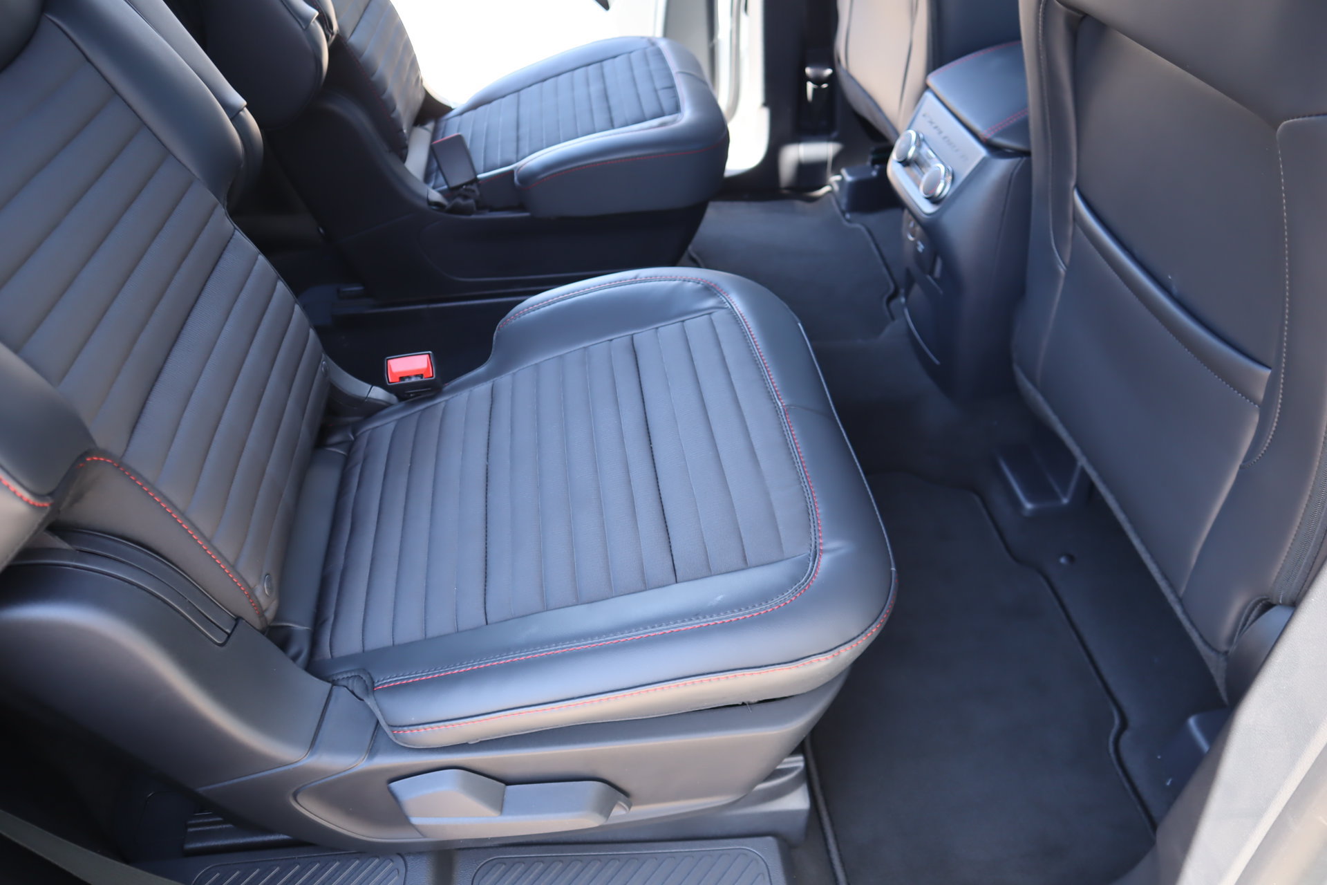 New 2027 Ford Explorer ST-Line w/ Premium Package AWD/4WD image 17