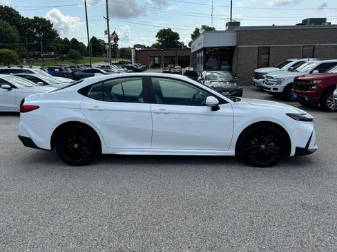 Used 2025 Toyota Camry SE AWD/4WD image 2