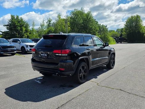 Used 2018 Jeep Grand Cherokee Laredo AWD/4WD image 8