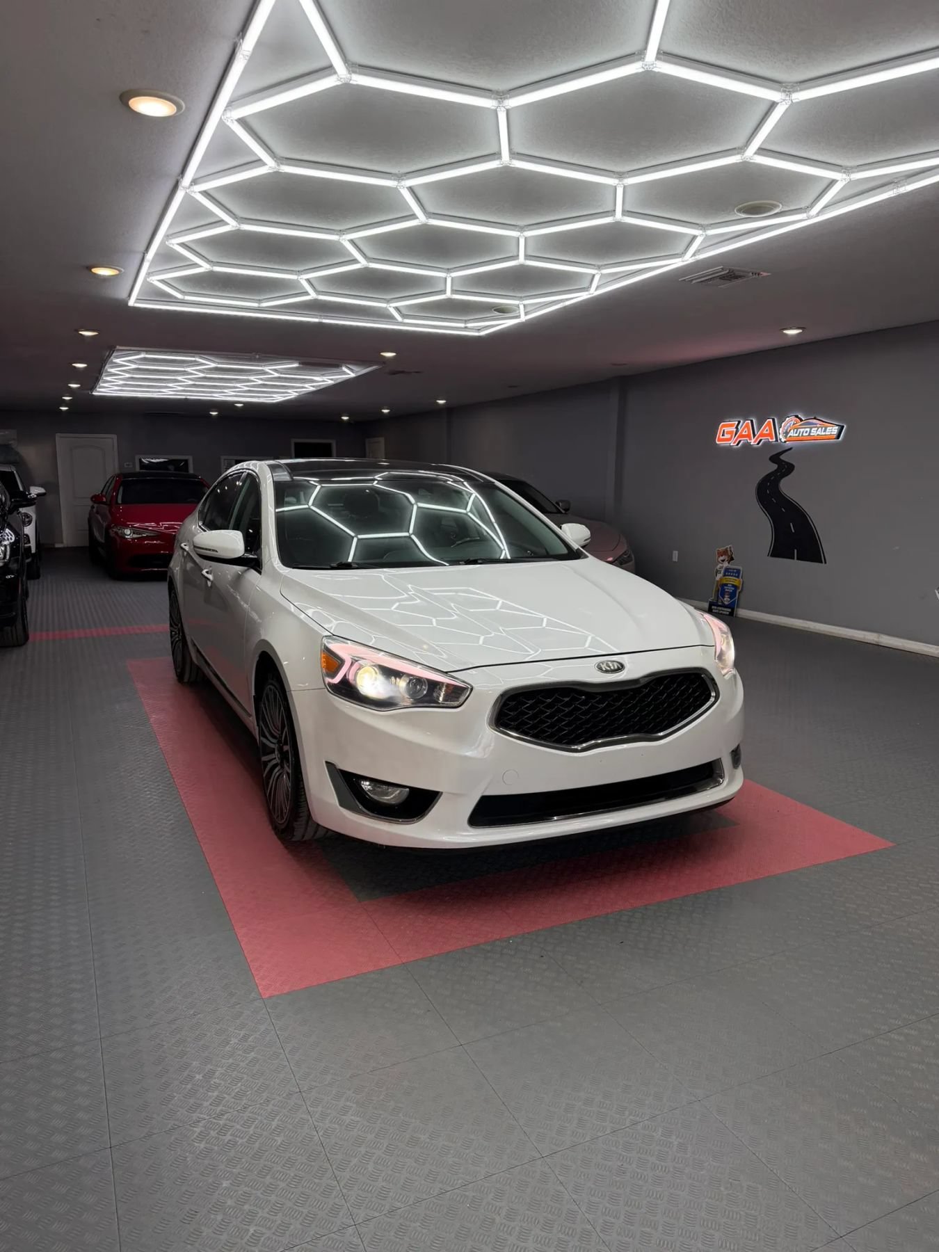 Used 2015 Kia Cadenza Premium w/ Technology Package FWD image 1