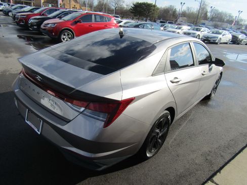 Used 2023 Hyundai Elantra SEL image 5