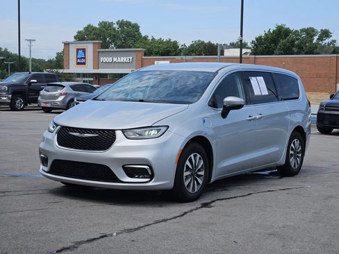 Used 2023 Chrysler Pacifica Touring-L FWD image 2