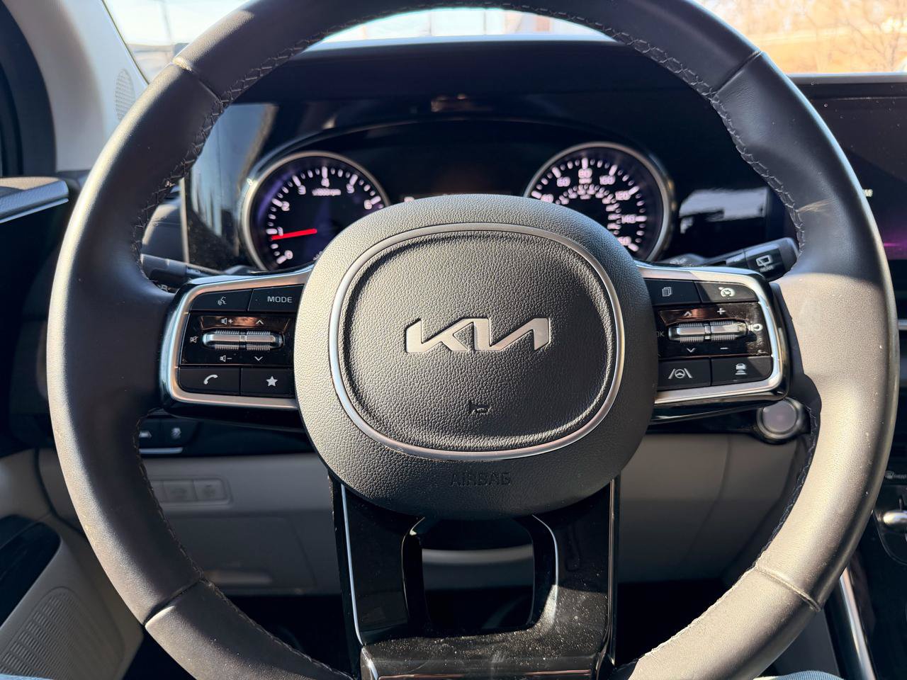 Used 2024 Kia Carnival EX FWD image 32
