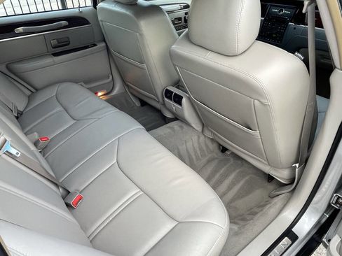 Used 2006 Lincoln Town Car Signature Limited image 16