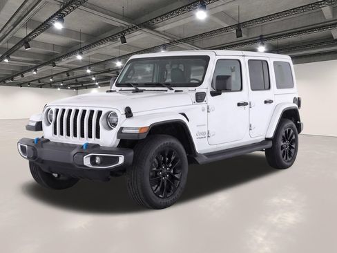 Used 2022 Jeep Wrangler Unlimited Sahara w/ Cold Weather Group AWD/4WD image 1