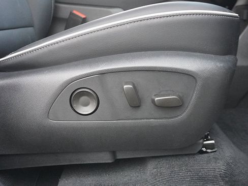 Used 2025 Buick Enclave Preferred w/ Power Package image 37