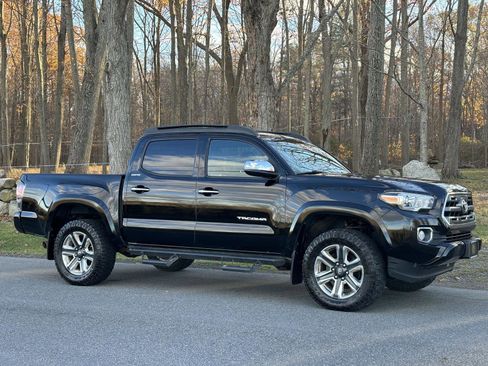 Used 2016 Toyota Tacoma Limited image 19