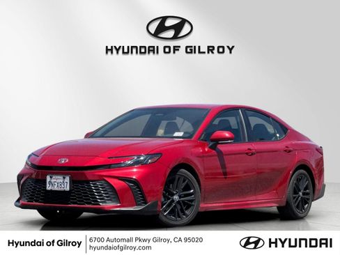 Used 2025 Toyota Camry SE FWD image 1