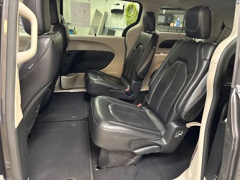 Used 2022 Chrysler Pacifica Touring-L FWD image 23