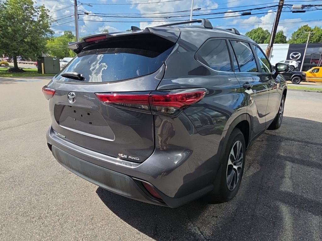 Used 2023 Toyota Highlander XLE AWD/4WD image 7