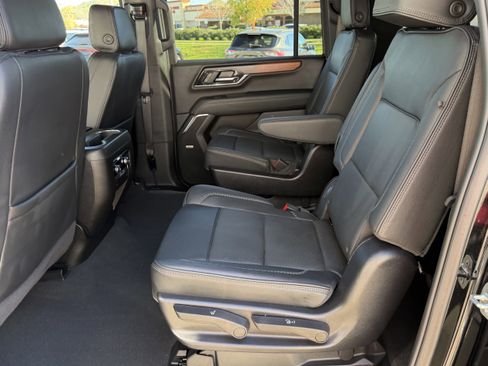 Used 2025 GMC Yukon XL Denali image 30