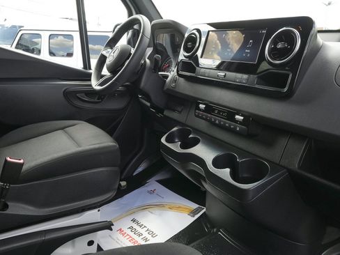 Used 2025 Mercedes-Benz Sprinter 2500 image 32