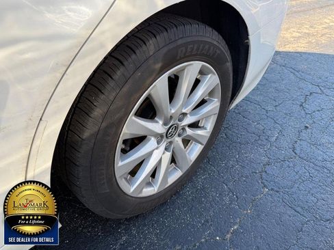 Used 2018 Toyota Camry LE image 19