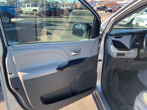 Used 2016 Toyota Sienna XLE image 9