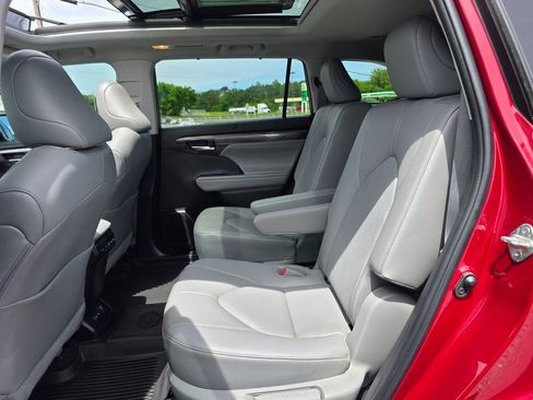 Used 2023 Toyota Highlander Platinum FWD image 32