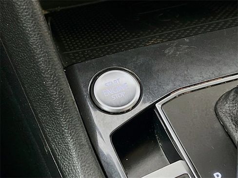 Used 2021 Volkswagen Tiguan SE image 16