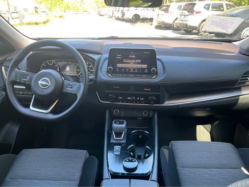 Used 2023 Nissan Rogue SV image 4