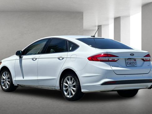 Used 2017 Ford Fusion SE w/ Fusion SE Technology Package FWD image 6