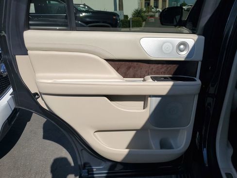 Used 2021 Lincoln Navigator Reserve w/ Luxury Package image 17