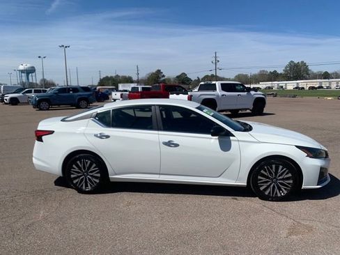 Used 2025 Nissan Altima 2.5 SV image 8