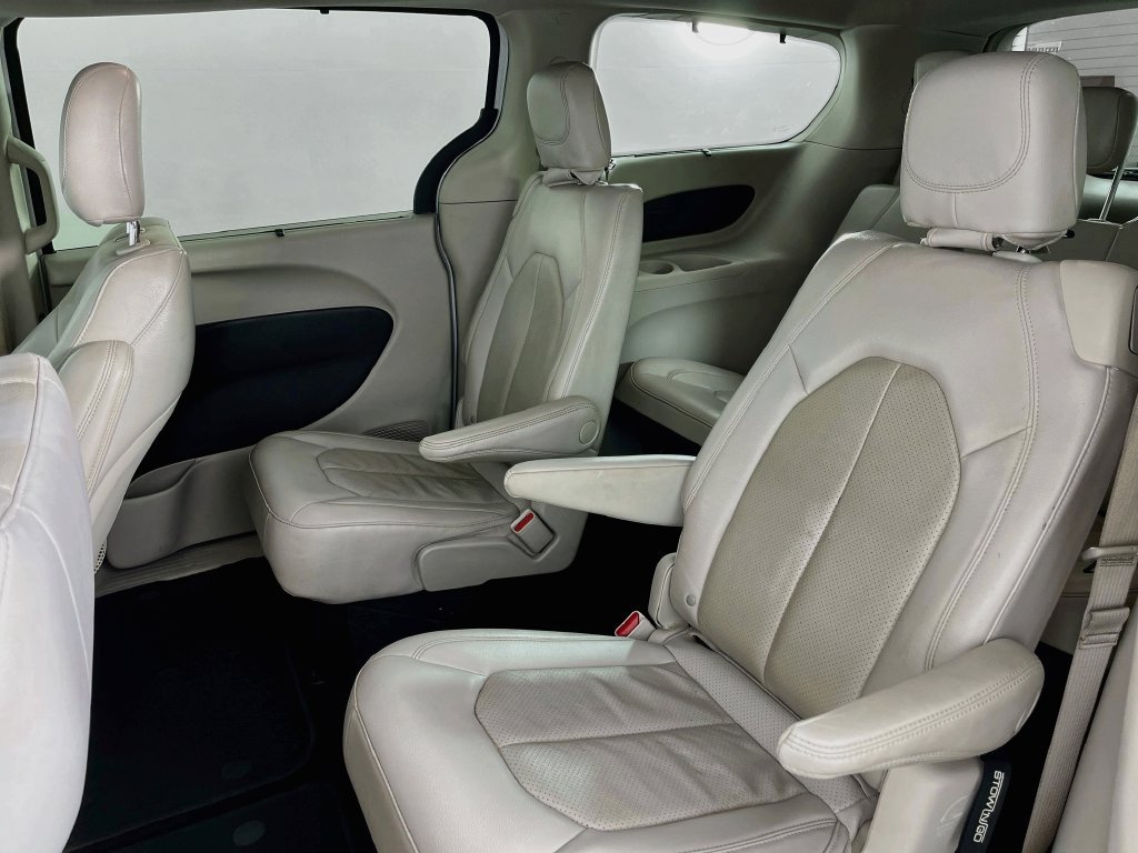 Used 2021 Chrysler Pacifica Touring-L FWD image 27