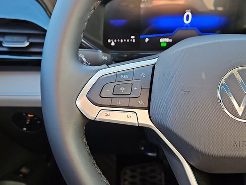 Certified 2024 Volkswagen Taos SE image 16