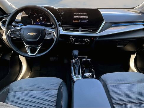 Used 2025 Chevrolet Trax LT w/ LT Convenience Package image 7