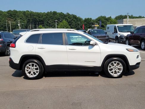 Used 2018 Jeep Cherokee Latitude FWD image 2
